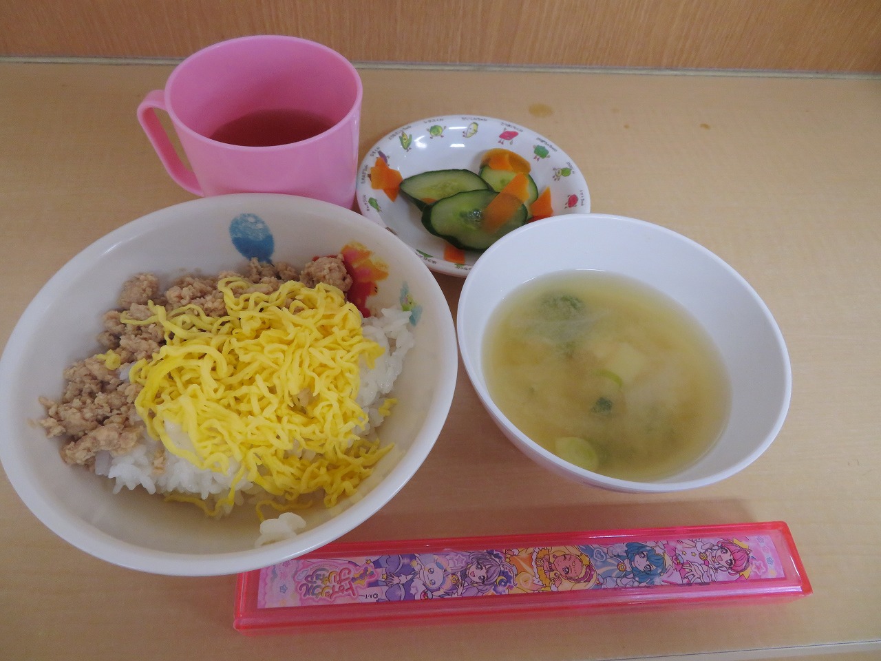 ５月３０日 木 鶏そぼろ丼 きゅうりの昆布茶漬け じゃが芋の味噌汁 伊勢田こども園