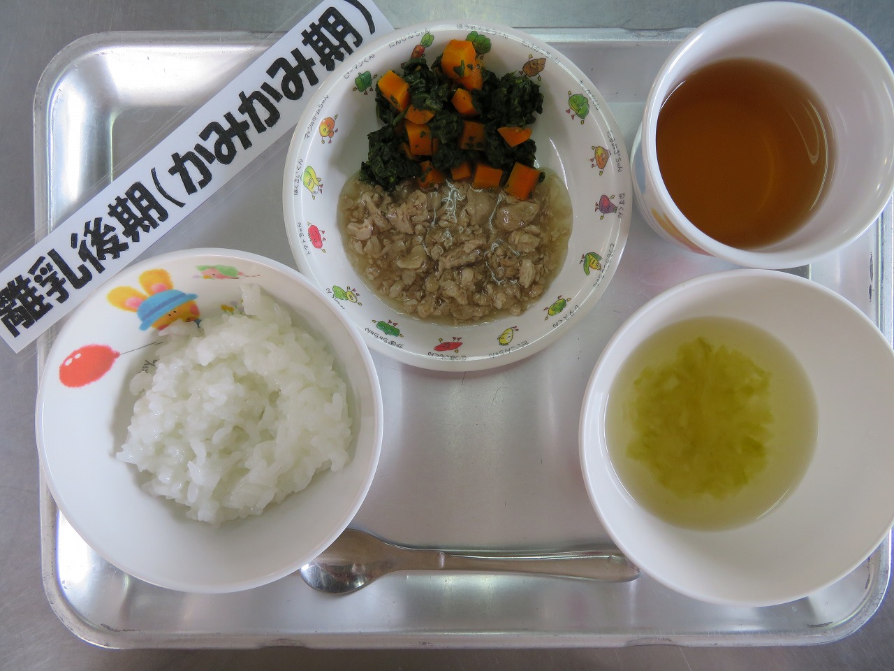 ９月４日 水 軟飯 豚肉の柔らか煮 ほうれん草のお浸し キャベツのすまし汁 豚ニラ炒め 三色胡麻和え キャベツスープ 伊勢田こども園