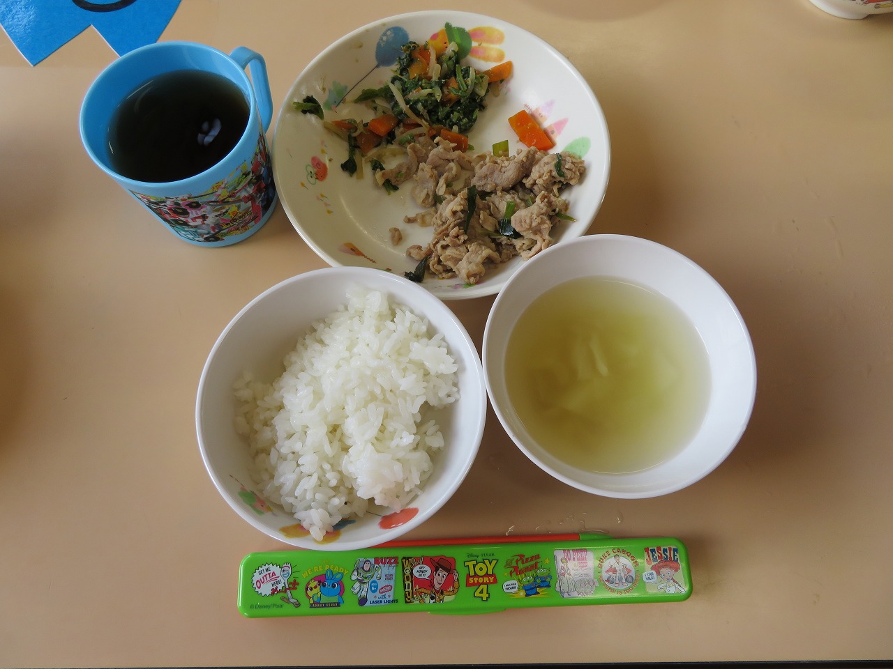 ９月４日 水 軟飯 豚肉の柔らか煮 ほうれん草のお浸し キャベツのすまし汁 豚ニラ炒め 三色胡麻和え キャベツスープ 伊勢田こども園